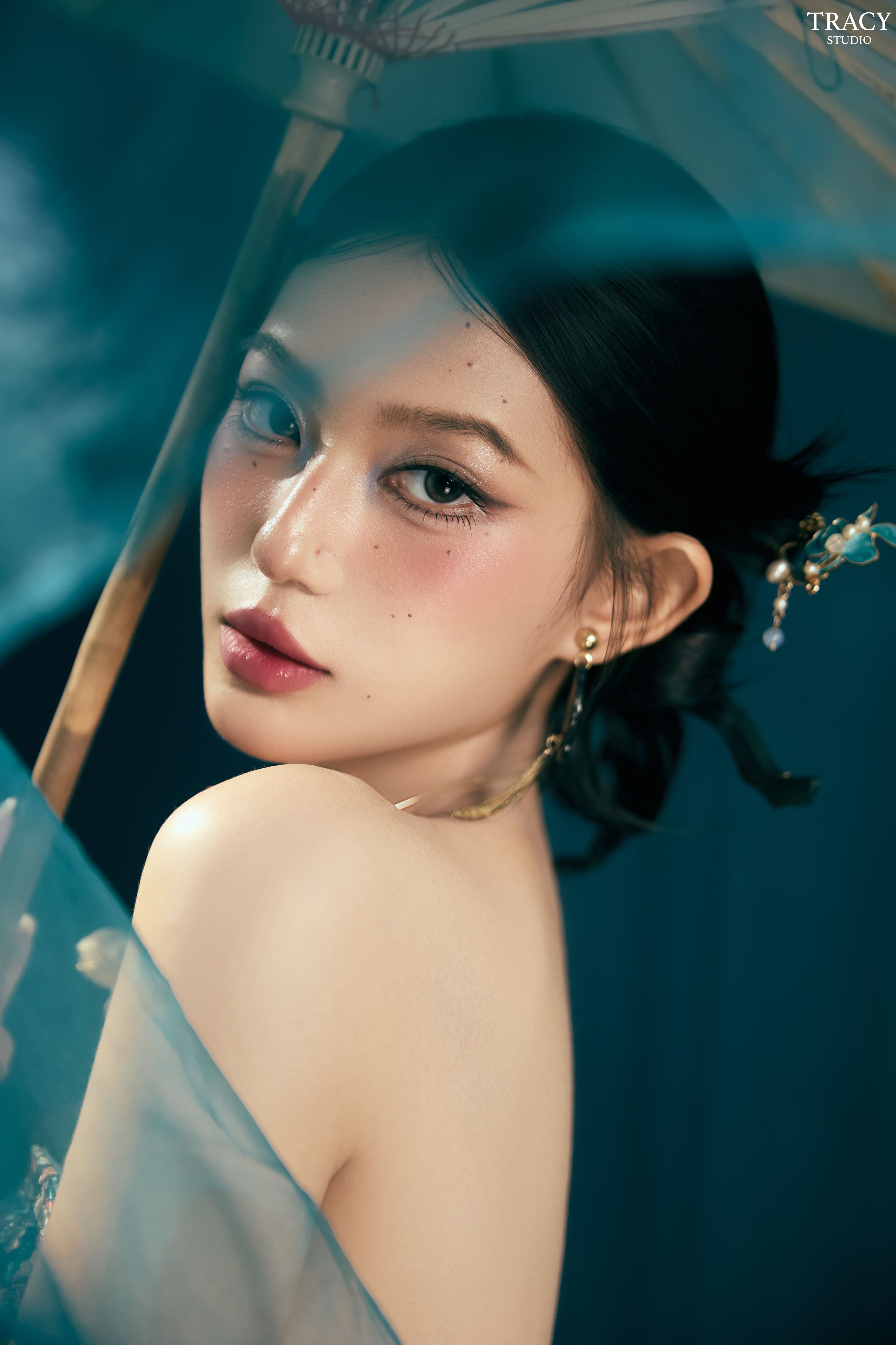 frontend/img/gallery/anh-tet-yem-ao-dai/tracy-studio-chup-yem-lam-diep (1).jpg